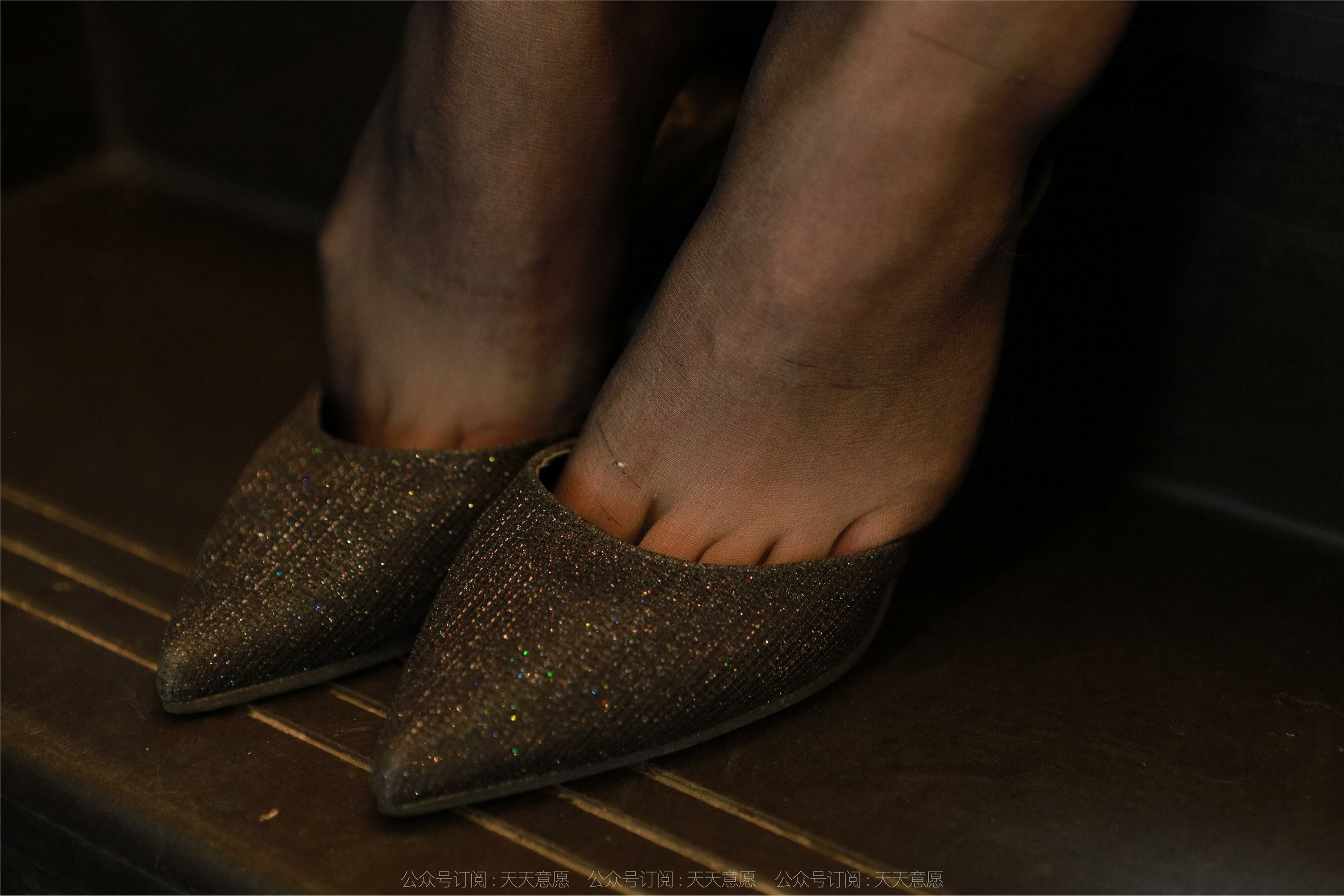 IESS异思趣向  2022.05.22 丝享家 1095：秋秋《深V红裙》